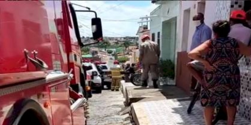 Bombeiros são acionados para combaterem incêndio em residência, na cidade de Cajazeiras