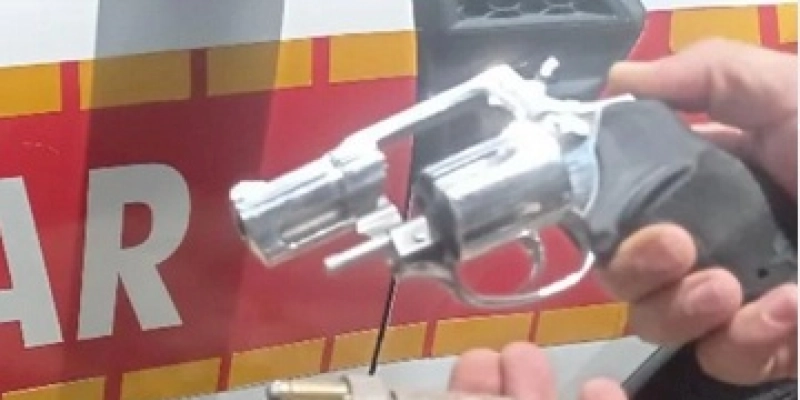 Policiais Militares apreendem arma e munições e prendem suspeito, nesta segunda-feira