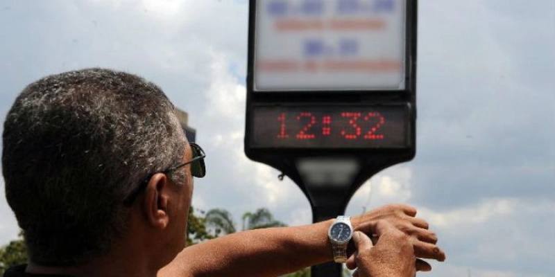 Horário de verão começa à meia-noite deste sábado