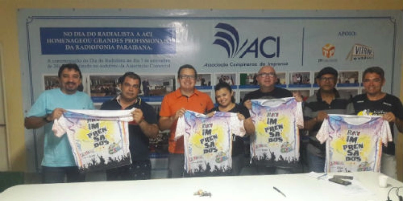 Camiseta do “Imprensados 2018” é apresentada e bloco desfila novamente com Capilé, o Rei da alegria