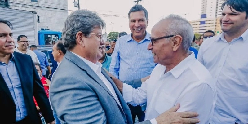João Azevêdo rebate rumores e reforça união com Cícero Lucena durante entrega de obra em João Pessoa