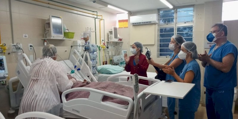 Intubada há 20 dias, jovem acorda um dia antes do aniversário e recebe parabéns com música na Frei Damião
