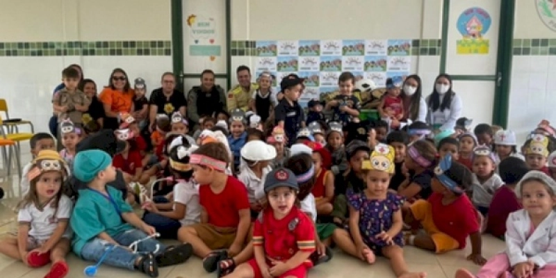 Policiais Militares participam de feira das profissões, em Creche