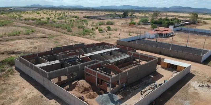 Obra de construção de unidade escolar na Comunidade Cigana está em ritmo acelerado