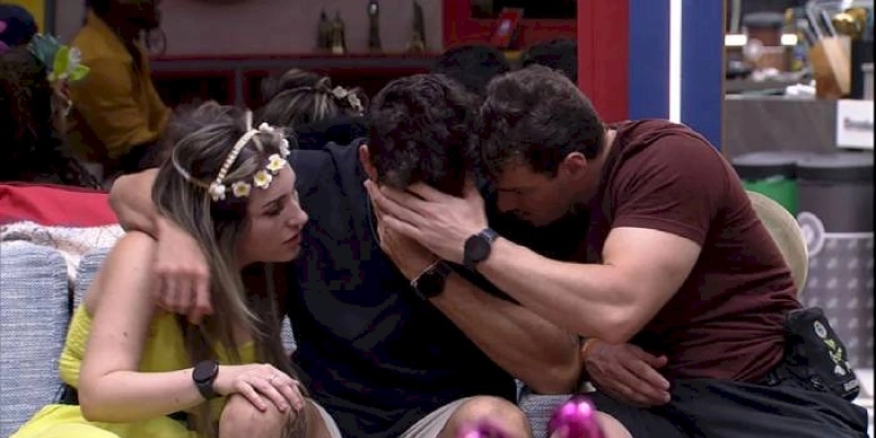 Cara de Sapato tem crise de choro e é amparado por brothers
