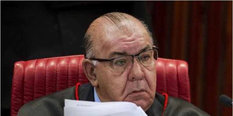 TSE julga improcedente ação de candidatura de Bolsonaro contra Haddad