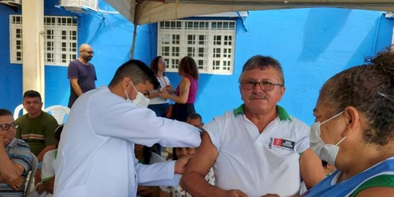 Emlur atualiza cartão de vacinação dos agentes de limpeza e oferece serviços de saúde