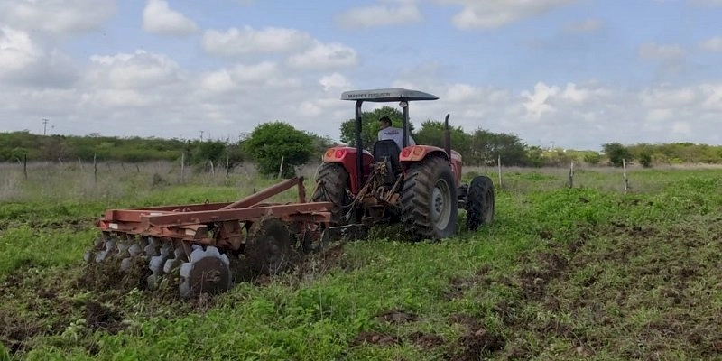 Prefeitura de Sousa intensifica trabalho de corte de terras na zona rural do Município