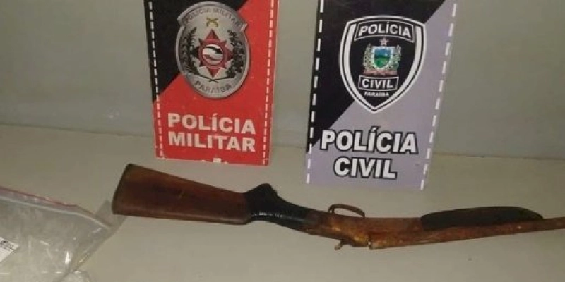 Polícia prende homem com arma de fogo e tablete de maconha 