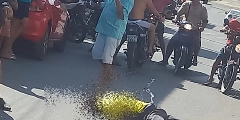 Popular tomba morto nas Ruas em Nazarezinho, após ser atingido a bala, e golpes de faca
