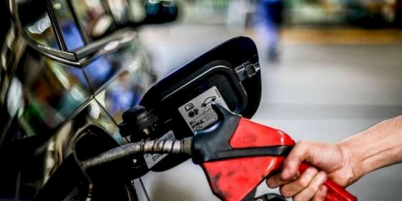 Gasolina sofre nova alta e preço máximo encosta em R$ 8