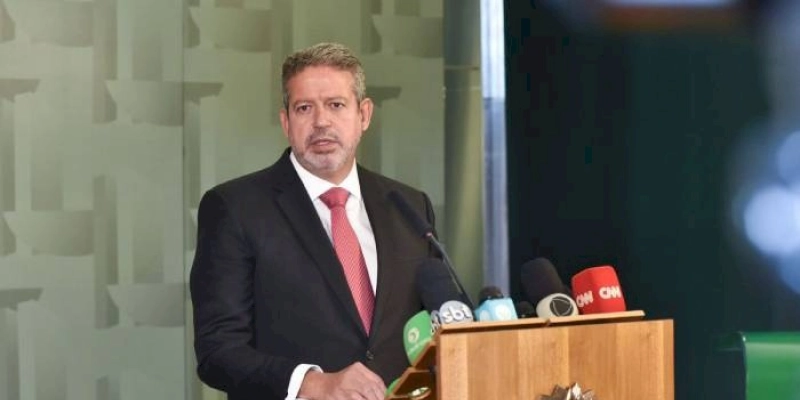 Lira chama decreto de Lula sobre saneamento de retrocesso