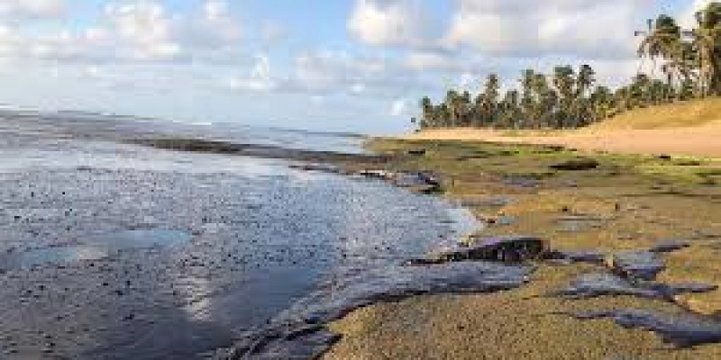 Óleo continua se espalhando e atinge novas praias de Pernambuco