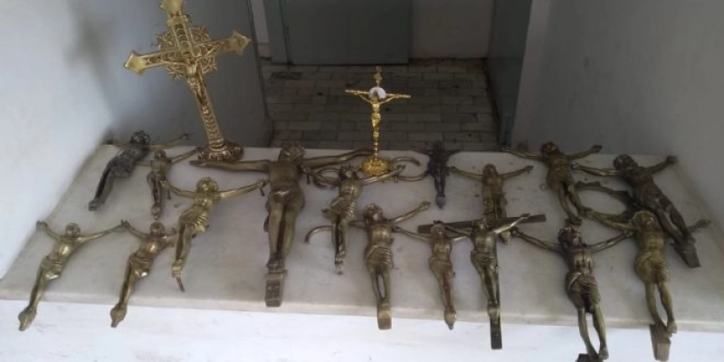 Objetos religiosos são encontrados as margens da BR-230, na Paraíba 