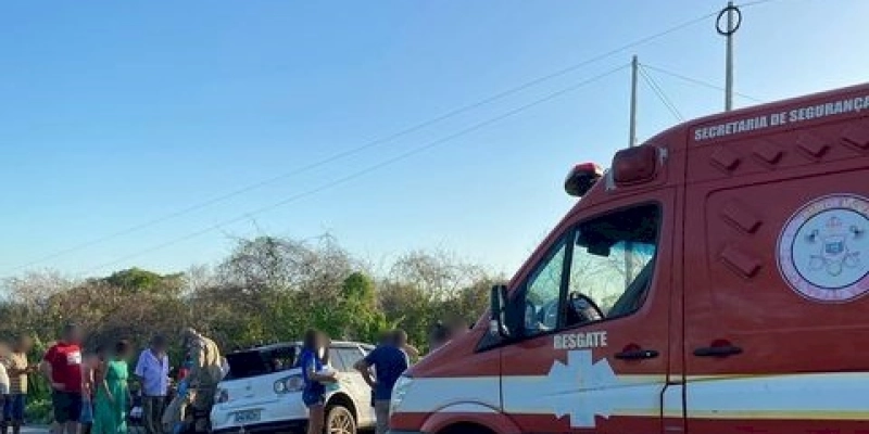 Motorista tenta desviar de buraco e finda capotando o carro na PB 325, no sertão paraibano 