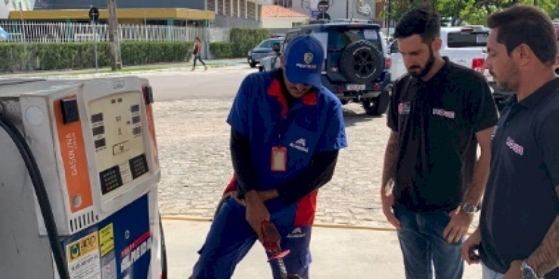 Procon-JP fiscaliza disponibilidade de calibrador de pneus e integridade das bombas de combustíveis