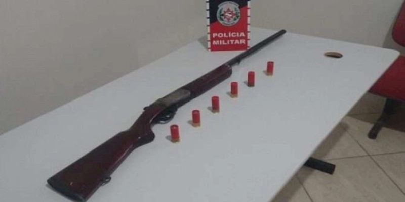 Polícia apreende espingarda calibre doze e conduz proprietário para a delegacia; veja 
