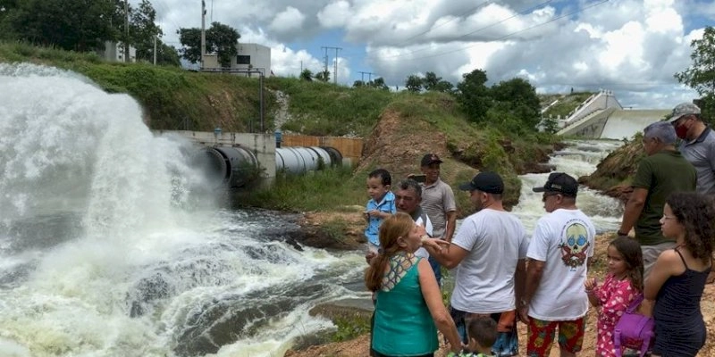 NESTE DOMINGO: Turistas invadem São Gonçalo para contemplarem sangria da Barragem, e lotam Restaurantes; Vídeo 