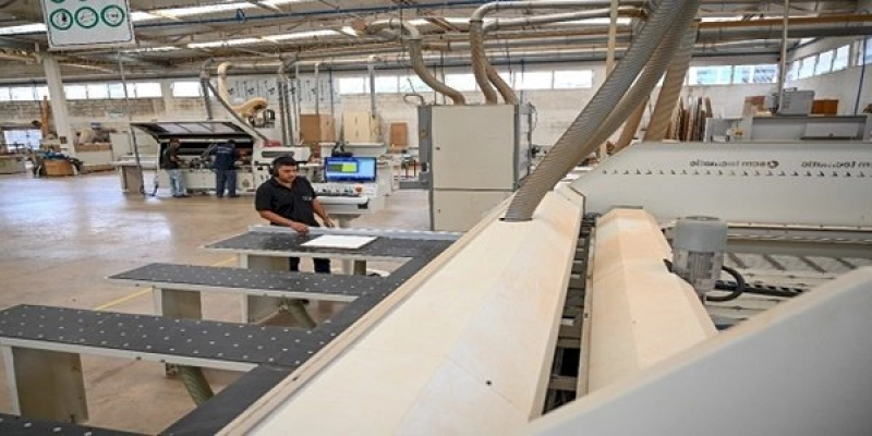 Produção industrial desaquecida, mas emprego da indústria cresce