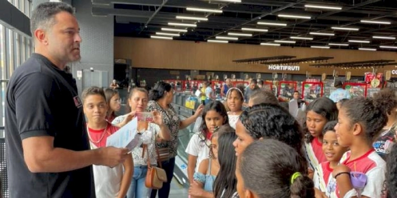 Alunos de escola municipal participam de ação do Procon-JP em supermercado