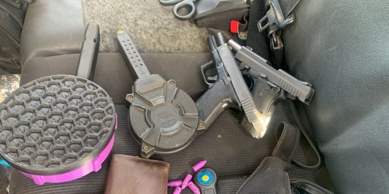 Polícia apreende duas pistolas com carregadores alongados