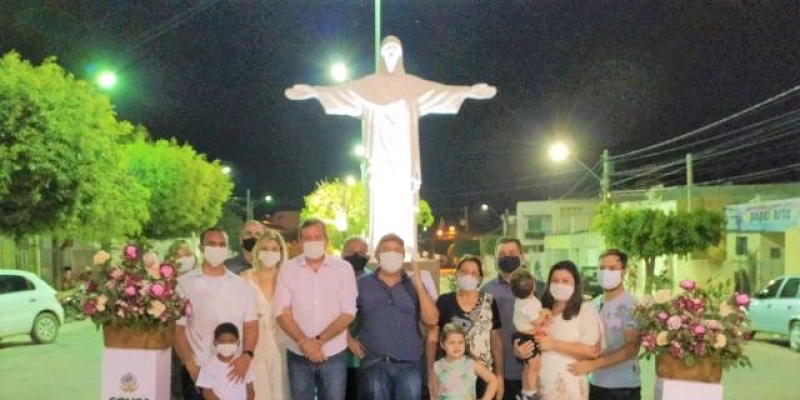 Prefeito Fábio Tyrone inaugura serviço de revitalização de praça no centro da cidade