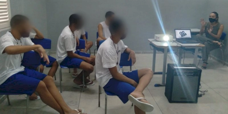 Socioeducandos recebem orientações sobre doenças sexualmente transmissíveis