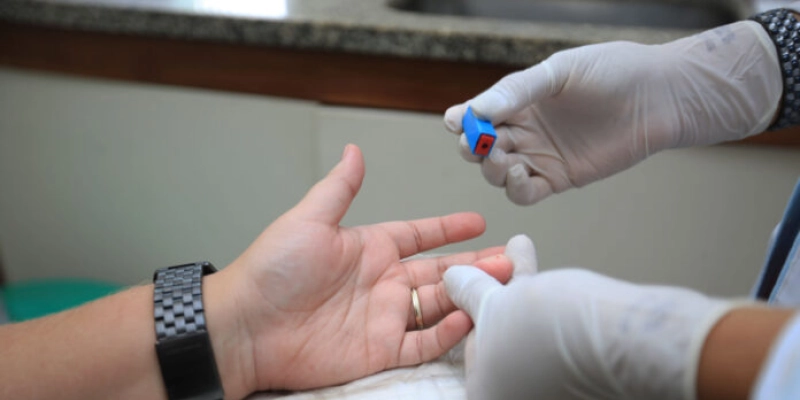 Doença do beijo, HIV e outras ISTs estão entre perigos do carnaval; Confira