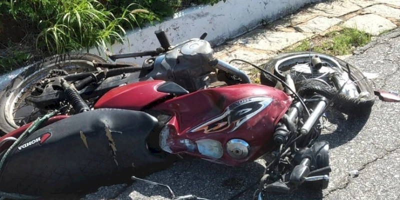 Forte colisão entre moto e carro deixa duas pessoas mortas e criança gravemente ferida em trecho da BR 230, no Sertão da PB