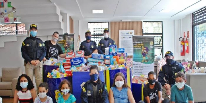 PRF na Paraíba realiza entrega de 5 mil fraldas descartáveis, kits de higiene, alimentos e brinquedos pela Campanha “Policiais contra o Câncer Infantil”