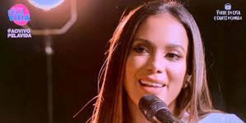Anitta faz live ecumênica cantando músicas religiosas em prol de doações
