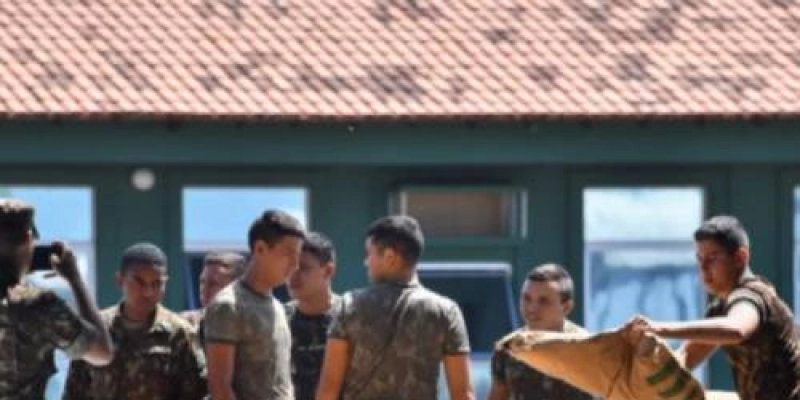 Nicolás Maduro mantém fronteiras fechadas e dificulta entrada de ajuda humanitária