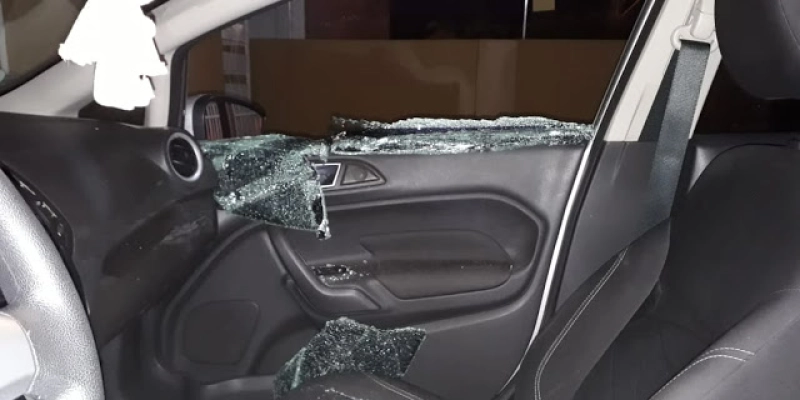 Homem desconhecido arromba carro e furta quase dois mil reais e outros pertences em Cajazeiras