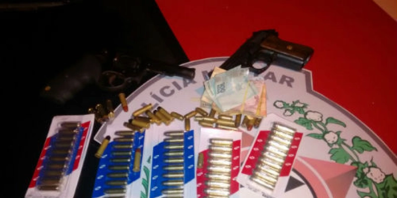 Polícia apreende armas e munições durante buscas para prender suspeitos de assalto