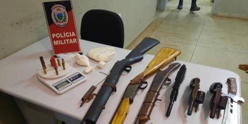 Polícia apreende armas, drogas e prende três suspeitos de tentativa de homicídio no Sertão