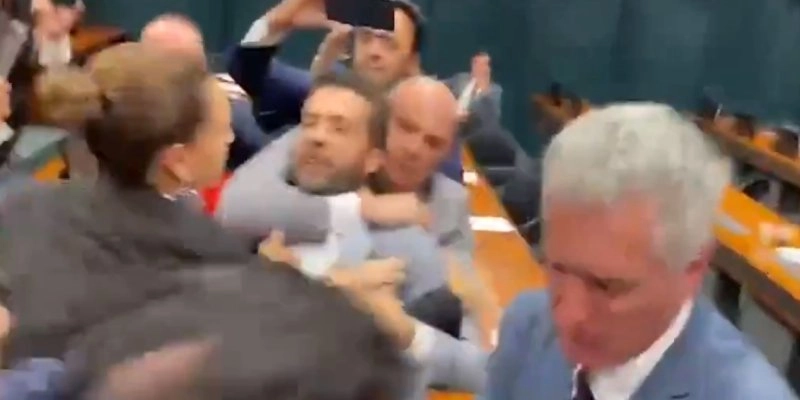 Deputado Cabo Gilberto Silva aplica ‘Gravata’ em Janones durante conflito no conselho de ética em DF