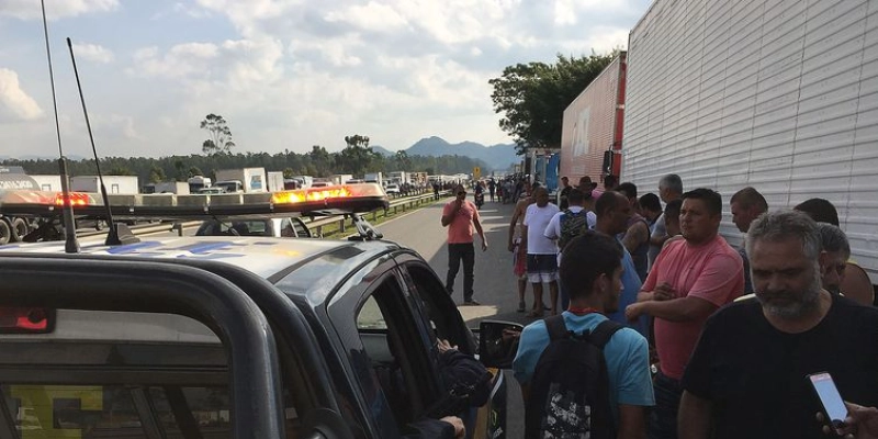 Mesmo com acordo, caminhoneiros mantêm protestos nas rodovias federais