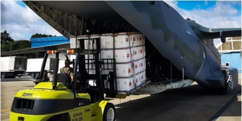 Aviões da FAB iniciam distribuição de vacinas aos estados