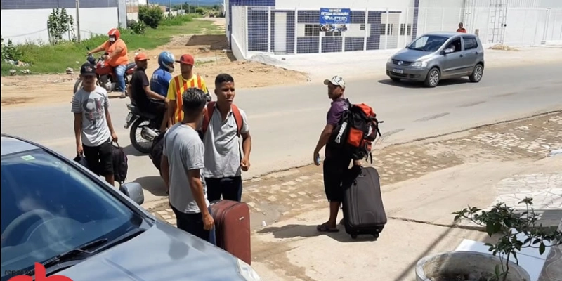 Mais de mil baianos são “enganados”, comerciantes sousenses recebem calotes, agenciador desparece, e Polícia é chamada; Vídeo 