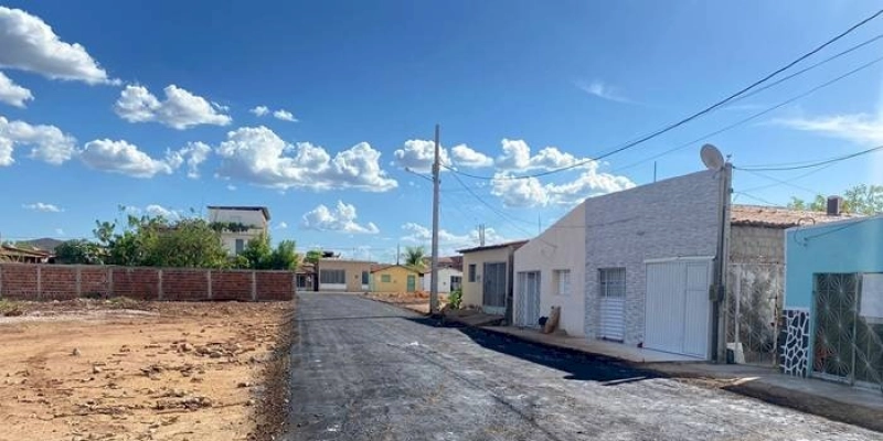 Em Sousa, gestão Tyrone beneficia mais ruas do bairro Alto do Cruzeiro com serviço de asfaltamento