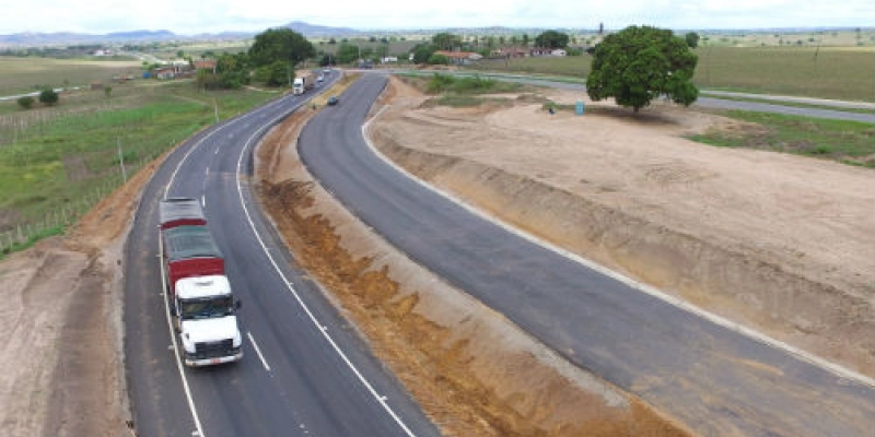 Obras do Canal Acauã-Araçagi alteram trânsito na BR-230 com construção de desvios