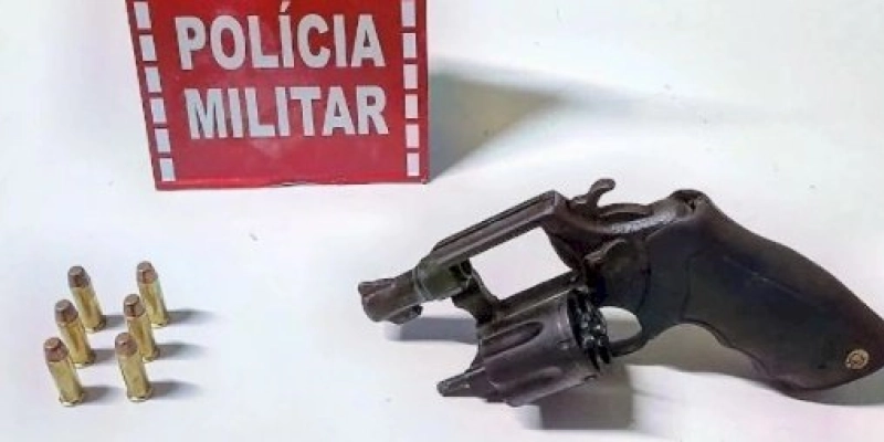 Dono de estabelecimento comercial é levado à delegacia após policiais militares encontrarem arma de fogo próximo a balcão; entenda 
