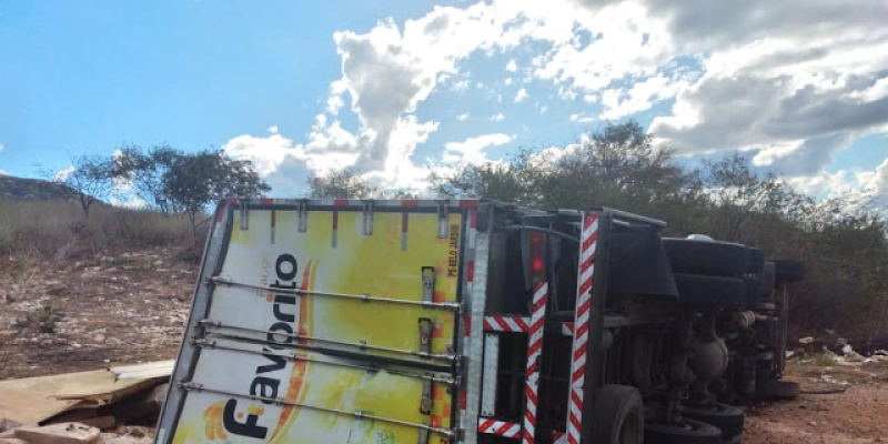 Caminhão baú carregado com frangos congelados tomba em trecho da PB-262, no sertão