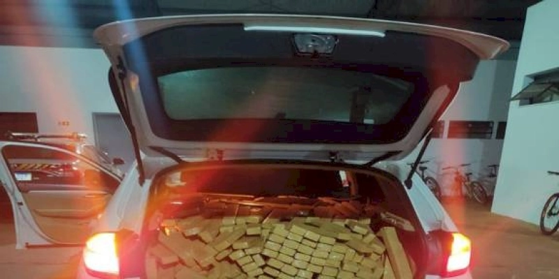 Polícia Federal apreende 800 kg de maconha em carro de luxo