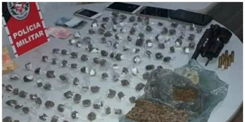 Polícia prende dois homens e uma mulher por associação ao tráfico e posse ilegal de arma de fogo 