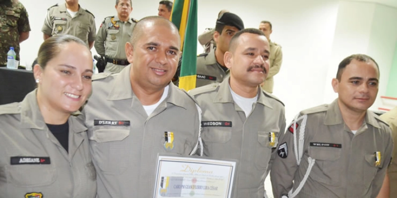 Em solenidade de entrega de medalhas a Policiais do Trânsito em Cajazeiras; Editor do ReporterPB é homenageado; Fotos 