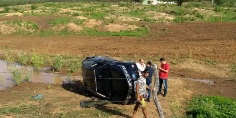 Homem perde o controle do carro e acaba dentro de açude; Confira 