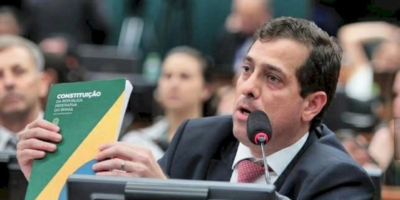 Gervásio vota contra projeto que restringe punição por improbidade
