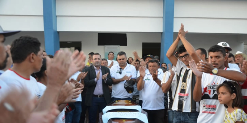 SEPULTAMENTO: Amigos e colegas de trabalho realizam homenagem a Gari em Frente à secretaria de Infraestrutura em Sousa; Fotos e Vídeo 