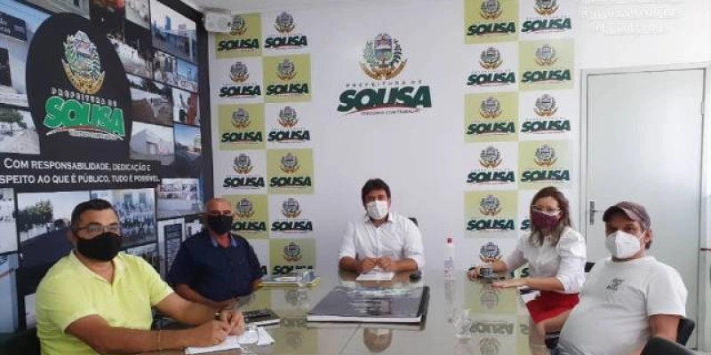 Em reunião, chefe de Gabinete, Hélder Carvalho, discute os detalhes do serviço de recapeamento asfáltico de ruas em Sousa